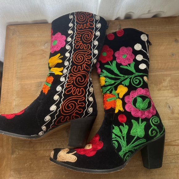 Suzani Shoes - Suzani Embroidered Cowboy Boots In Black Floral Size 39